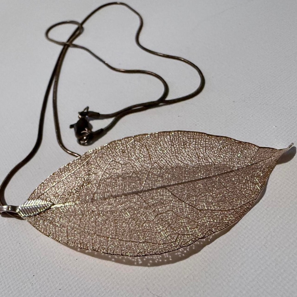 Pretty vintage necklace with delicate airy leaf pendant